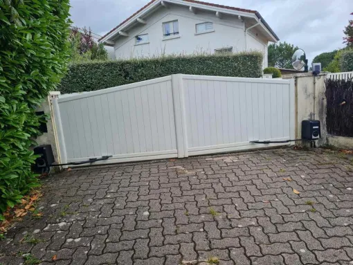 Motorisation d'un portail d'une maison à Hossegor, Dax, MALS Serrurerie Métallerie